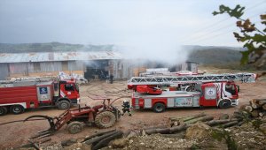 Kocaeli'de ahşap palet fabrikasında çıkan yangın söndürüldü