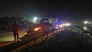 Kocaeli'de kontrolden çıkarak bariyerlerde asılı kalan otomobilin sürücüsü yaralandı
