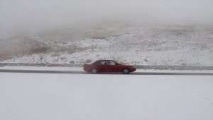 Kop Dağı Geçidi'nde kar yağışı ve sis etkili oluyor