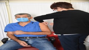 Kovid-19 karşı geliştirilen faz 3 aşamasındaki aşı Adana'da gönüllülere yapıldı 