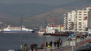 Kovid-19 vaka sayısında artış kaydedilen İzmir'in işlek noktalarında yoğunluk gözlendi