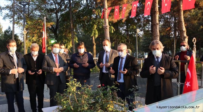 Kültür ve Turizm Bakan Yardımcısı Demircan, şehit Ömer Halisdemir'in kabrini ziyaret etti