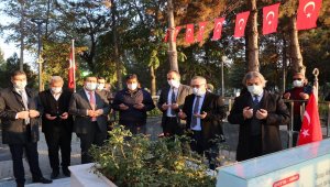 Kültür ve Turizm Bakan Yardımcısı Demircan, şehit Ömer Halisdemir'in kabrini ziyaret etti