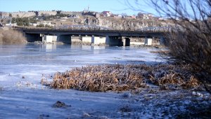 Kura Nehri'nin yüzeyi buzla kaplandı