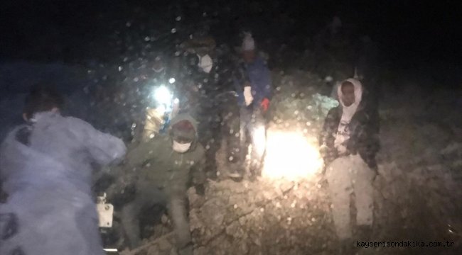 Kuşadası'nda, Türk karasularına geri itilen 27 sığınmacı kurtarıldı
