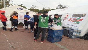 Malezyalı kuruluş Muslim Care, İzmir'deki depremzedelere yardım gönderdi