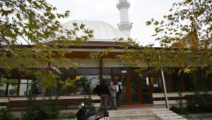 Manisa'da cami avlusunda 3 günlük bebek bulundu
