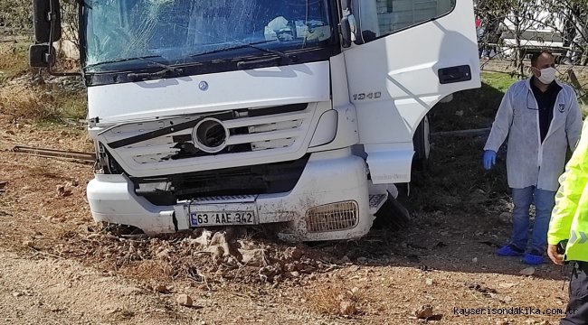 Mardin'de duraktaki panoya afiş asarken tırın çarptığı işçilerden biri hayatını kaybetti, diğeri yaralandı