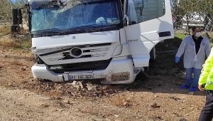 Mardin'de duraktaki panoya afiş asarken tırın çarptığı işçilerden biri hayatını kaybetti, diğeri yaralandı