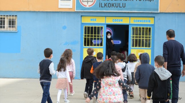 Mardinli ilkokul öğrencileri İzmir'deki depremzede yaşıtları için oyuncak topladı
