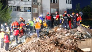 Marmara ve Düzce depremlerindeki tecrübeleriyle İzmirlilerin yardımına koştular