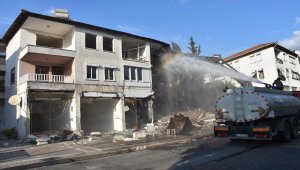 Marmaris'te, depremde yıkılma riski bulunan bina iş makineleriyle yıkıldı
