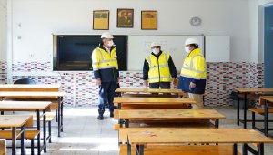 Milli Eğitim Bakanı Ziya Selçuk, İzmir'deki bazı okullarda inceleme yaptı