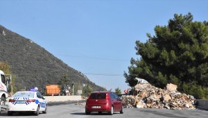 Muğla'da geri dönüşüm malzemesi yüklü tır devrildi: 1 yaralı