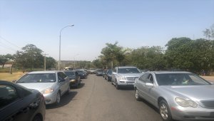 Nijerya'da akaryakıt sektörü çalışanları greve başladı, benzinliklerin önünde kuyruklar oluştu