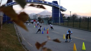 Patenli çocuklar, geleceğin kayak sporcusu olmaya hazırlanıyor