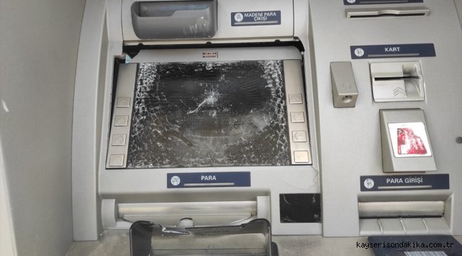 Polise gidip bir iş yerinden hırsızlık yaptığını ve ATM'lere zarar verdiğini itiraf etti