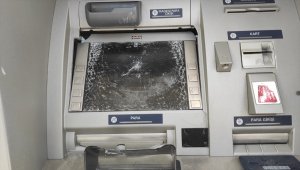 Polise gidip bir iş yerinden hırsızlık yaptığını ve ATM'lere zarar verdiğini itiraf etti