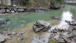 Rize'de otomobil dereye düştü: 1 ölü, 1 yaralı
