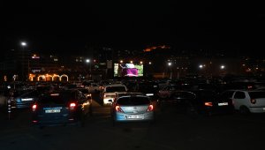 Rizeliler arabada "7. Koğuştaki Mucize" filmini izledi