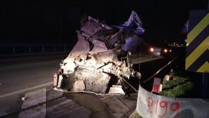 Sakarya'da tırla kamyon çarpıştı: 2 yaralı
