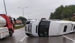 Samsun'da minibüsün devrilmesi sonucu 2 özel harekat polisi yaralandı