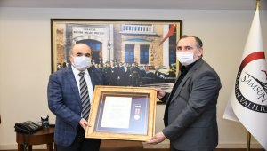 Samsun Valisi Zülkif Dağlı, şehit babasına devlet övünç madalyası ve beratı verdi