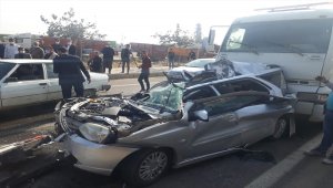 Şanlıurfa'daki kazada araçta sıkışan iki kişiyi itfaiye ekipleri kurtardı