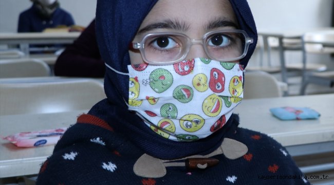 Savaş mağduru 11 yaşındaki Suriyeli Remin'in okuma azmi göz dolduruyor