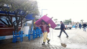 Seferihisar'da depremin yaraları sarılmaya çalışılıyor