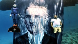 Serbest dalış rekortmeni Koçak'tan, su altında Atatürk posteri önünde saygı duruşu