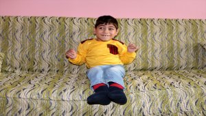 Serebral palsi hastası minik Ömer yaşıtlarıyla oynayabilmenin hayalini kuruyor