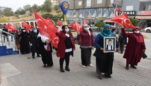 Şırnak'ta terör mağduru aileler HDP İl Başkanlığı binası önünde eylem yaptı
