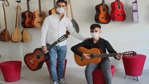 Şırnaklı görme engelli genç hediye gitarla konser verecek
