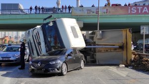 Şişli'de hafriyat kamyonu otomobilin üzerine devrildi