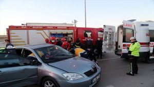 Sivas'ta hafif ticari araç ile otomobil çarpıştı: 2 yaralı