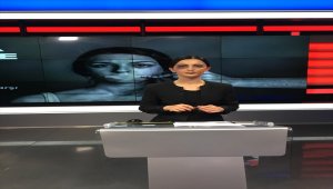 Spiker, "morluk ve yara izi makyajı"yla haber sundu