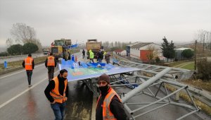 Tekirdağ'da kamyonun seyir halindeyken açılan damperi yön tabelasını devirdi