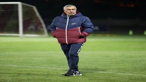 Teknik direktör Samet Aybaba, Kayserispor'da ilk antrenmanına çıktı