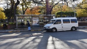 Trabzon'da maske takmayanlar, yüzünü koronavirüse çeviren özel yazılımlı dijital ekranlarla uyarılıyor