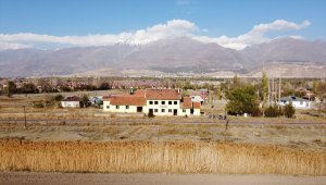 Tren garında çizdirdiği resimlerle öğrencilerin gönüllerine dokunuyor