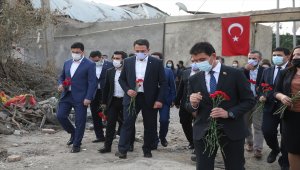 
TÜGVA üyeleri, Ermenistan'ın sivilleri vurduğu Gence'yi ziyaret etti