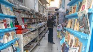 Tunus'ta bir sahafı iflastan kurtarmak için kampanya başlatıldı