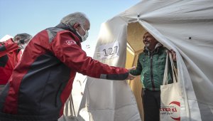 Türk Kızılay, İzmir'deki depremzedelere hijyen seti dağıtıyor