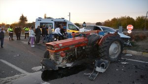 Uşak'ta otomobille traktörün çarpışması sonucu 4 kişi yaralandı