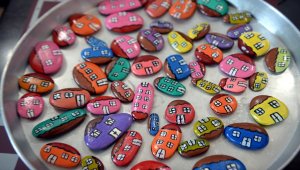 Üzerine ev resmi yapılan taşlar dezavantajlı çocukların yüzünde tebessüm oluşturacak