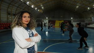 Voleybol antrenörü Ebru Türkileri, kendisini keşfeden öğretmeni gibi sporcuları keşfetmeye çalışıyor