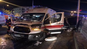 Yalova'da ambulans otomobil ile çarpıştı: 2 yaralı