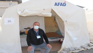 Yalova'dan 21 yıl sonra İzmir'de yaşadıkları deprem nedeniyle korkudan hasarsız evlerine giremiyorlar
