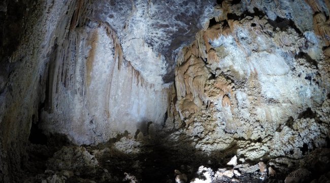 Yozgat'ta inşaat kazısında sarkıt ve dikitli yeraltı mağarası bulundu